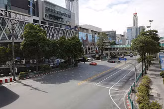 Đường phố thủ đô Bangkok vắng vẻ do các lệnh phong tỏa. (Ảnh: Bưu điện Bangkok)