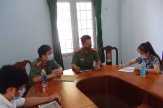 Đại diện cơ quan chức năng làm việc với đối tượng N.T.N.H