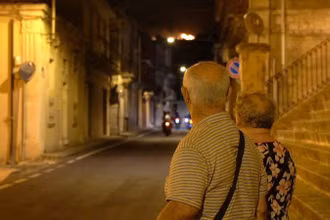 Người dân nhìn đám cháy thiêu rụi một khu rừng thông từ làng Giarratana, trên đảo Sicily, Italia vào ngày 11/8. (Ảnh cắt từ video, nguồn: Reuters).