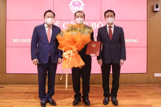 Bộ trưởng Thông tin và Truyền thông Nguyễn Mạnh Hùng và Chủ tịch Ủy ban Quản lý vốn Nhà nước tại doanh nghiệp Nguyễn Hoàng Anh trao quyết định bổ nhiệm của Thủ tướng Chính phủ cho đồng chí Phạm Đức Long.