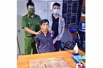 Đối tượng Vàng A Páo cùng tang vật tại cơ quan điều tra.