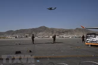 Binh sỹ Mỹ gác tại sân bay Kabul, Afghanistan. (Ảnh: AFP/TTXVN)