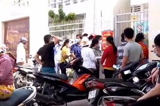 Rất đông người đến tiêm vaccine phòng Covid-19, nhưng Trung tâm Y tế TP Phan Thiết không triển khai, thực hiện các biện pháp phòng, chống dịch theo đúng quy định.