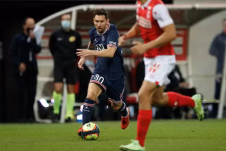 Lionel Messi chơi trận đầu tiên cho PSG khi vào sân phút 66 trong chiến thắng 2-0 trước Reims. (Ảnh: REUTERS)
