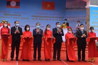 Lãnh đạo 2 tỉnh Quảng Nam - Sê Kông cắt băng khai trương cửa khẩu quốc tế Nam Giang - Đắc Tà Oọc. 