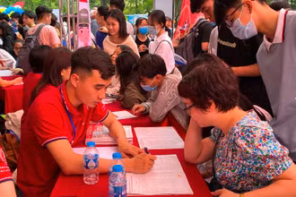 Cán bộ tuyển sinh Trường đại học Bách khoa Hà Nội tư vấn xét tuyển cho thí sinh, ngày 11/4.