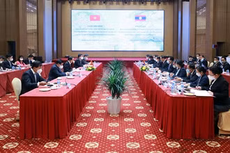 Phó Thủ tướng Chính phủ Lê Văn Thành hội đàm với Phó Thủ tướng, Bộ trưởng Kế hoạch và Đầu tư Lào Sonexay Siphandone. (Ảnh: VGP)