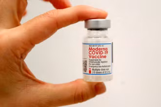 Một lọ vaccine Moderna. (Ảnh: Reuters).