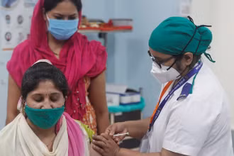 Ảnh tư liệu: Một nhân viên y tế được tiêm vaccine Covid-19 AstraZeneca, tại một trung tâm y tế ở Mumbai, Ấn Độ, ngày 19/1/2021. (Ảnh: Reuters)