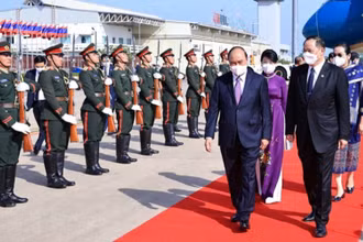 Lễ đón Chủ tịch nước Cộng hòa xã hội chủ nghĩa Việt Nam Nguyễn Xuân Phúc và Phu nhân, cùng Đoàn đại biểu cấp cao Đảng và Nhà nước Việt Nam tại sân bay quốc tế Wattay, thủ đô Vientiane. (Ảnh : Thống Nhất/TTXVN)