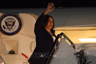 Phó Tổng thống Mỹ Kamala Harris lên máy bay tại căn cứ Andrews ở bang Maryland, khởi hành chuyến thăm Singapore và Việt Nam ngày 20/8/2021. (Ảnh: AFP/TTXVN)