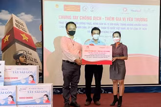 Đại diện hai Công ty Pacific Food và VinaFirst trao tặng hàng hóa hỗ trợ phòng, chống dịch Covid-19. 