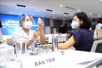 TP Hồ Chí Minh huy động các lực lượng triển khai tiêm chủng trên diện rộng. (Ảnh: TTXVN).