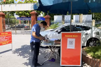 Người dân thực hiện quét mã QR.