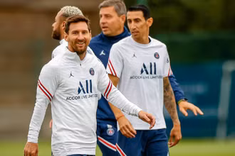Lionel Messi tập luyện cùng các đồng đội để sẵn sàng cho trận ra mắt. (Ảnh: fcbarcelonanoticias) 