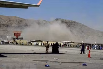 Khói bốc lên gần hiện trường vụ nổ ở sân bay Kabul, nơi đang diễn ra hoạt động sơ tán gấp rút công dân các nước khỏi Afghanistan. (Ảnh: TTXVN)