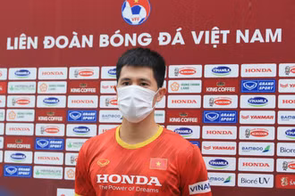Đình Trọng chia sẻ trước giờ tập luyện. (Ảnh: VFF)
