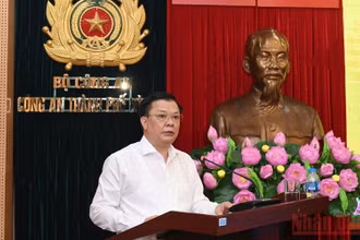 Đồng chí Đinh Tiến Dũng, Ủy viên Bộ Chính trị, Bí thư Thành ủy phát biểu kết luận buổi làm việc. (Ảnh: Duy Linh) 