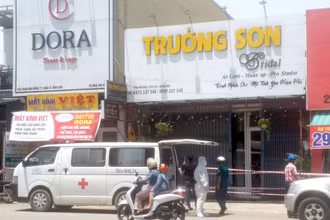 Tiệm áo cưới Trường Sơn, thị trấn Châu Ổ, huyện Bình Sơn (Quảng Ngãi), nơi phát sinh chùm ca bệnh.