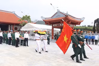 Lễ truy điệu và an táng hài cốt liệt sĩ tại Nghĩa trang liệt sĩ Quốc gia Vị Xuyên.