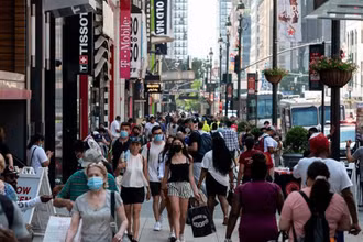 Người dân đeo khẩu trang phòng lây nhiễm Covid-19 tại New York, Mỹ. (Ảnh: AFP/TTXVN)