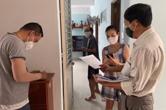 Các hộ dân khu chung cư C2, Nhà A, tổ 38 phường Nại Hiên Đông nhận tiền hỗ trợ chiều 5/8. (Ảnh: Trọng Huy)