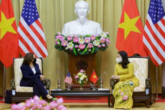Phó Chủ tịch nước Võ Thị Ánh Xuân chủ trì lễ đón và tiếp Phó Tổng thống Hoa Kỳ Kamala Harris. (Ảnh: Báo Thế giới và Việt Nam)