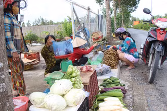 Điểm bán hàng phục vụ người dân trong “vùng xanh” của xã Tân Tiến