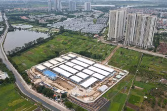 Từ ngày 24/7, Bệnh viện dã chiến hồi sức tích cực cho bệnh nhân mắc Covid-19 chính thức khởi công tại ô đất D1/CQ3, trong khu đất có diện tích 3,5ha, phường Yên Sở (quận Hoàng Mai - Hà Nội).