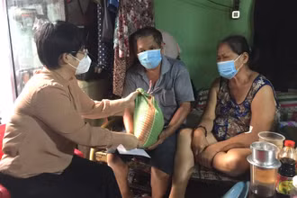 Quận 5 (TP Hồ Chí Minh) trao tiền hỗ trợ cho người lao động tự do trong tháng 7/2021.