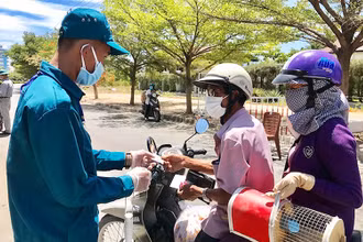 Các thành viên trực chốt phòng, chống dịch, kiểm tra và hướng dẫn người dân thực hiện các quy định về phòng, chống dịch Covid-19 trên địa bàn tỉnh Ninh Thuận.