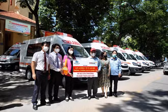 Mặt trận Tổ quốc Hà Nội tiếp nhận trang thiết bị y tế từ nhà tài trợ.