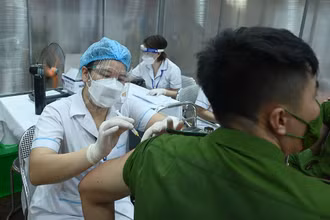Bộ Y tế cho rằng, Bình Dương cần tiêm cho lực lượng tuyến đầu. (Ảnh minh họa: DUY LINH)