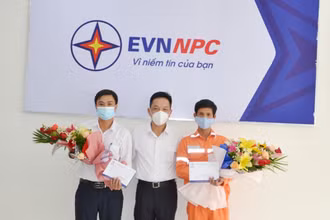 Khen thưởng 2 nhân viện Điện lực Sa Pa đã nhanh trí, dũng cảm cứu 2 cháu bé trong vụ cháy.