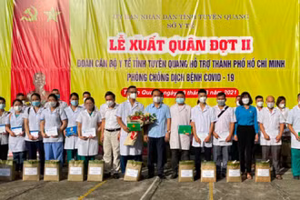 Lãnh đạo tỉnh tặng quà động viên tinh thần các y, bác sĩ lên dường hỗ trợ TP Hồ Chí Minh chống dịch.