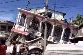 Hiện trường nhà bị sập tại Les Cayes, Haiti. (Ảnh: Reuters)