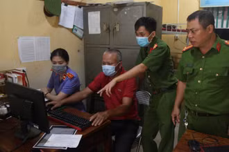 Đối tượng Vũ Văn Hà (áo đỏ) thực hiện lại các thao tác làm giả Giấy xét nghiệm Covid-19 trên máy tính cá nhân.