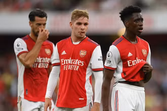Khuôn mặt thất vọng của các cầu thủ Arsenal trên sân Emirates. (Ảnh: Goal)