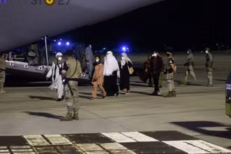 Công dân Tây Ban Nha và Afghanistan được sơ tán từ Kabul tới căn cứ không quân Torrejon, gần thủ đô Madrid, Tây Ban Nha, ngày 19/8. (Ảnh: Reuters)