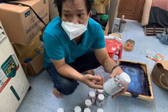 Một đối tượng trong đường dây sản xuất, buôn bán tân dược, thuốc điều trị Covid-19 giả bị cơ quan chức năng phát hiện, bắt giữ. (Ảnh: PC03 cung cấp).