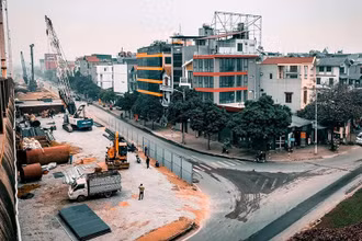 Công trình xây dựng cầu Vĩnh Tuy giai đoạn hai. (Ảnh: ĐÔNG BẮC)