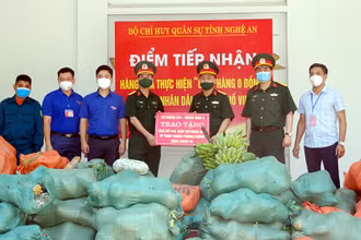 Đoàn công tác Sư đoàn 324 bàn giao quà hỗ trợ lãnh đạo chính quyền phường Hồng Sơn, TP Vinh.