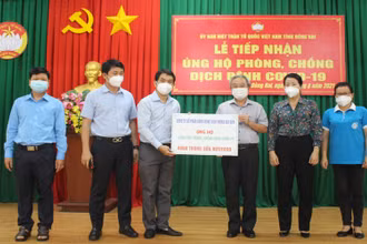 Lãnh đạo tỉnh Đồng Nai tiếp nhận hỗ trợ của doanh nghiệp.