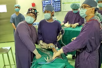Các bác sĩ phẫu thuật cho bệnh nhân. 