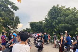 Người dân xã Nam Dương chờ kết quả tìm kiếm 2 học sinh bị đuối nước.
