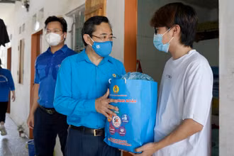 Chương trình "Đoàn kết chống dịch" hỗ trợ người khó khăn và tặng quà chốt trực