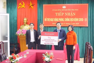 Agribank Vĩnh Phúc hỗ trợ kinh phí cho tỉnh Vĩnh Phúc chống dịch Covid-19.