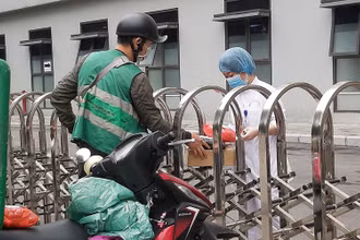Cần ưu tiên tiêm cho lực lượng shipper. (Ảnh: HỒNG VÂN)