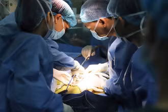 Các bác sĩ tiến hành ghép gan cho cháu bé. (Ảnh: BVCC)