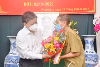 Bí thư Tỉnh ủy Bến Tre trao Huy hiệu 75 năm tuổi Đảng tặng đồng chí Lê Thanh Lâm (bên phải).